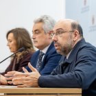 Ángel Ballesteros, coordinador de la Unidad Conjunta de Investigación en Ciencia y Tecnología Cuántica de la UBU, presentó la iniciativa junto al vicerrector de Empresa, Campus y Digitalización, Miguel Ángel Mariscal, y la directora del Centro de Supercomputación de Castilla y León, Hilde Pérez.