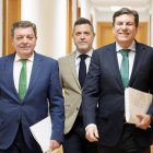 El consejero de Economía y Hacienda y portavoz, Carlos Fernández Carriedo, y el consejero de la Presidencia, Luis Miguel González Gago, comparecen en rueda de prensa posterior al Consejo de Gobierno.