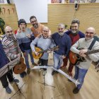 Instante del ensayo de la chirigota de Los Papamoskas.