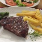 El Restaurante Asador La Cabaña, en Medina de Pomar, está especializado en carnes y pescados a la brasa.