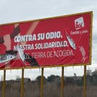 Una de las vallas de la campaña contra el racismo, vandalizada  en Burgos.