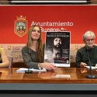 La vicepresidenta de las corales de Burgos, Marta Hernando, la concejala Carolina Álvarez, y el tesorero, Moisés Vallejo.