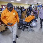 Dabiz Riaño y su ayudante Capi (ambos de naranja), en una ponencia en el CREER con motivo del Día Mundial de las Enfermedades Raras.