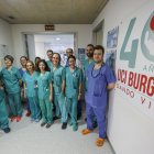 Parte del equipo de medicos y enfermeras de la Unidad de Cuidados Intensivos del Hospital Universitario de Burgos.