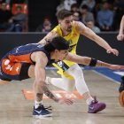 Caio Pacheco, el mejor del Tizona sobre la cancha, pelea por un balón.
