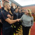 La alcaldesa, Cristina Ayala, saluda a los 13 nuevos efectivos del Cuerpo de Bomberos de Burgos.