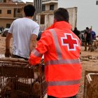 Imagen de un miembro de Cruz Roja en la zona afectada por la DANA.