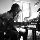 Instantánea de Cristina Narea con su guitarra.