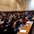 Estudiantes de la UBU participando en un simulacro de debate.