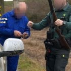 Imagen del cazador furtivo interceptado por la Guardia Civil.