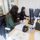 Dos de las tres trabajadoras del Centro Emiliano Aguirre que están realizando labores de documentacion del material.