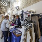 Ropa, libros antiguos, productos de gastronomía tradicional, pinturas y menaje que apuesta por la economia circular y financia un proyecto solidario.