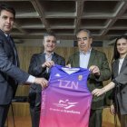 Los directivos del Grupo Ureta Tizona Burgos y de la Fundación Caja de Burgos, durante la renovación del convenio.