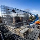 Trabajos para finalizar la estructura de malla metálica que recrea el castillo medieval.