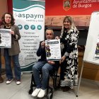 Miembros de Aspaym, con el presidente Ángel de Propios, y la concejal de Burgos Mila del Campo.