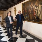 El científico burgalés Carlos Briones ejerció de cicerone de Jack W. Szostak en su visita a la capital burgalesa. En la imagen, a su llegada al Palacio de Castilfalé.