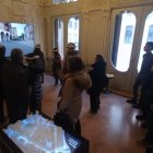 Varias personas en el espacio habilitado para conocer el proyecto de peatonalización de la calle Santander que se basa en un túnel.