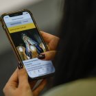 Una persona utiliza la App de la Semana Santa de Burgos.