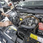 Imagen del motor de un vehículo en un taller mecánico.