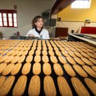 Beatriz Angulo supervisa una hornada de bizcochos, que lucen su tradicional color dorado.