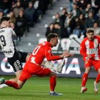 Fer Niño lanza a portería para marcar el 2-1 ante el Almería.
