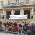 Una pancarta en la entrada del CEIP Padre Manjón recordaba que "la educación es un derecho y el respeto, un deber".
