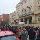 La concentración contra la violencia hacia el profesorado reunía a toda la comunidad educativa del Padre Manjón.