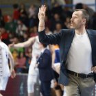 Salva Camps dando instrucciones a sus jugadores desde la banda en El Plantío.