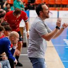 Roi Sánchez transmite instrucciones a sus jugadores en el partido contra el Antequera.