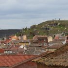 El barrio de las bodegas de Baltanás, situado en la parte alta del casco urbano, está integrado por unas 375 bodegas, excavadas alrededor de un cerro.