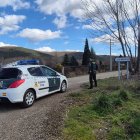 Un coche y agentes de la Guardia Civil en la localidad donde tuvieron lugar los hechos, La Seca (León).