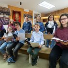 Arriba los padres y abajo los hijos, todos cantan juntos en las corales del Orfeón burgalés que cuenta con más de un centenar de voces.