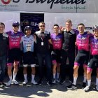 Los ciclistas y parte del staff del equipo burgalés, tras la última etapa en Barcelona.