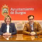 Los concejales socialistas Sonia Rodríguez y Julio César Arnaiz.