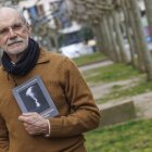 José Antonio Molina- Niñirola posa con su poemario.