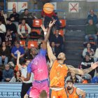 Abdou Thiam,durante el salto inicial ante Morón.