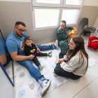 La ministra Sira Rego junto a usuarios de las instalaciones de Autismo Burgos.