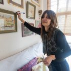 Nathalie pone precio a algunos cuadros de la casa.