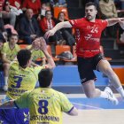 Jaime González lanza a portería durante el partido contra Ciudad Real.