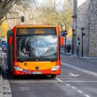 Un autobús municipal circula por las calles de Burgos.