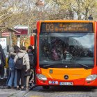 Un buen número de jóvenes accediendo al autobús municipal en la parada cercana a plaza Vega.