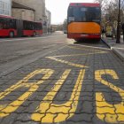 Autobuses municipales en una parada de la ciudad de Burgos, próxima a plaza Vega.