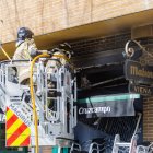 Los Bomberos intervienen en la salida del humos del restaurante.
