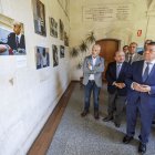 El consejero de Presidencia, Luis Miguel González Gago, junto al presidente de la Fundación Víctimas del Terrorismo, Juan Benito Valencia, en las dependencias del Cardenal López de Mendoza.