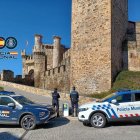 Patrulla de la Policía Local y Nacional frente al Castillo de Ponferrada (León).
