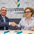 Ramón Sobremonte y Consuelo Fontecha se dan la mano, tras firmar el nuevo convenio