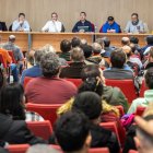 Un momento de la asamblea de trabajadores del pasado viernes, en el salón de actos de los sindicatos.