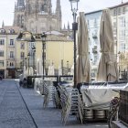 Terrazas desmontadas y apiladas en la plaza de La Flora este miércoles.