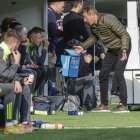 Ramis habla con sus asistentes en el banquillo durante el partido ante el Huesca en El Plantío.