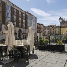 Terrazas de hostelería recogidas en La Flora, a pesar de las jornadas de buenas temperaturas de estos días.